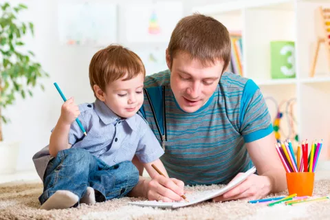 Padre enseñando a su hijo