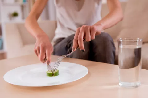 Mujer siguiendo una dieta muy estricta