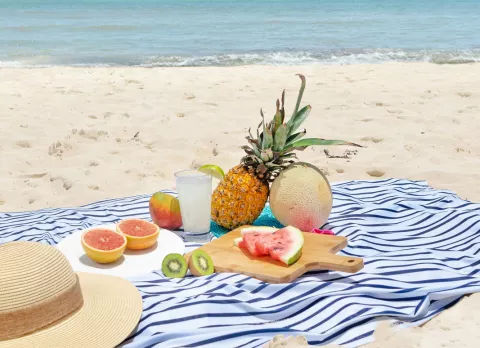 Sopas, ensaladas y frutas para la playa