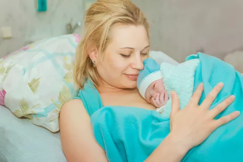 Madre con su bebé recién nacido