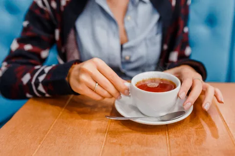 Mamá tomando una infusión