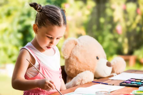 Niña pintando con su amigo imaginario