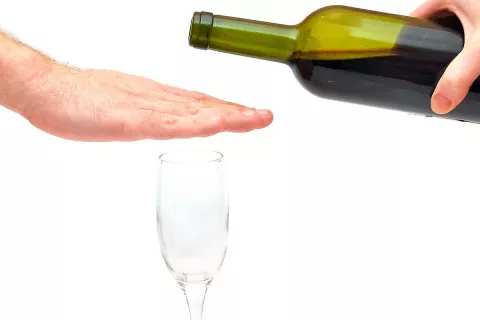 Evitar el alcohol para prevenir el alcoholismo