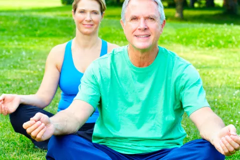 Pareja de adultos haciendo ejercicios para prevenir la incontinencia urinaria