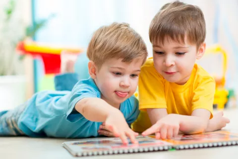 Niños pequeños leyendo un cuento