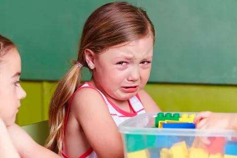 Niña llorando en clase