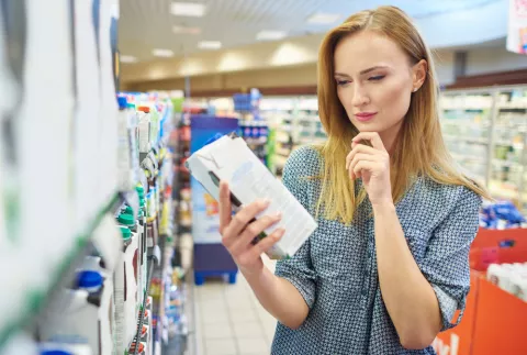 Mujer examinando las propiedades nutricionales de los lácteos