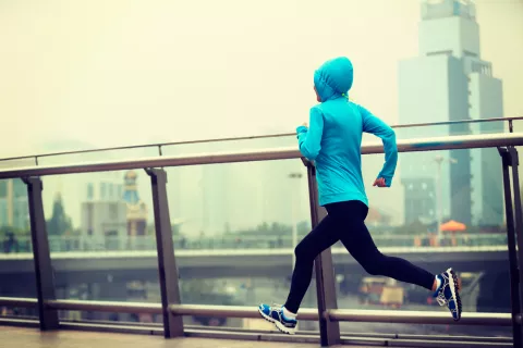 Deportista protegido de la contaminación