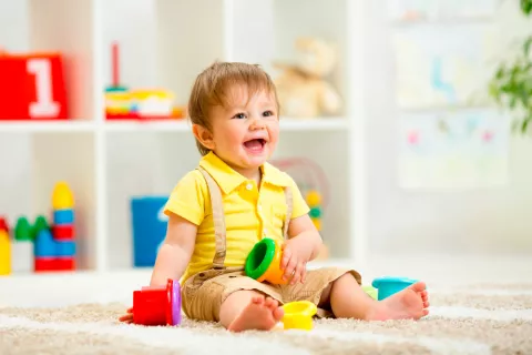 Niño en edad preescolar jugando