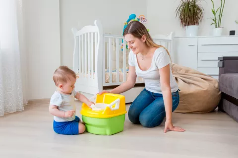 Madre ayudando a su hijo a dejar de usar pañal