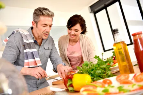 Una pareja prepara una receta con freekeh en la cocina