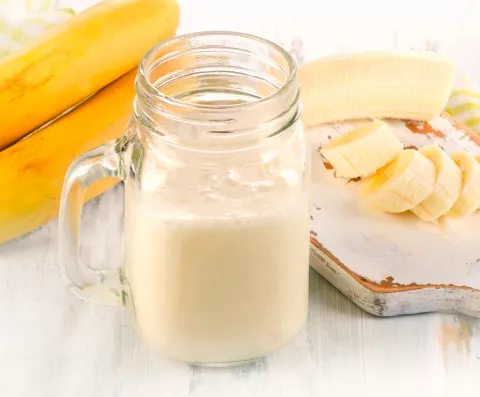 Batido con plátano y trozos de plátano