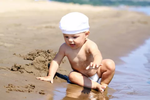 Bebé jugando a la orilla del mar