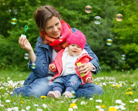 Mamá con su bebé en el campo