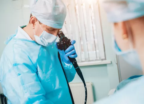 Un médico observa la radiografía de un paciente