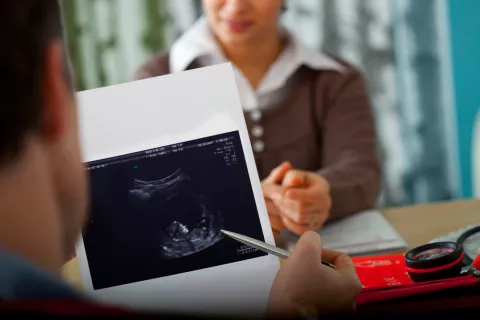 Embarazada en la consulta en la semana 18 de gestación