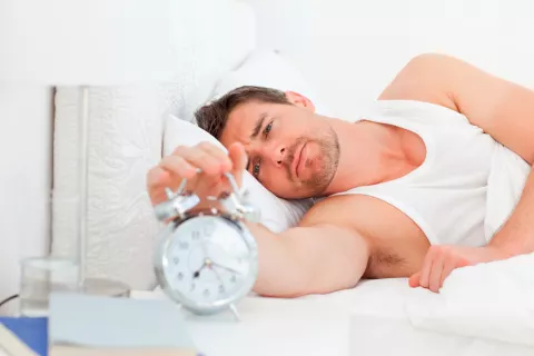 Hombre con apnea del sueño y problemas para dormir