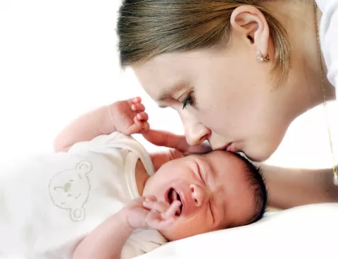 Madre consolando a su bebé con cólicos