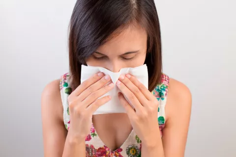 Mujer con síntomas de congestión nasal