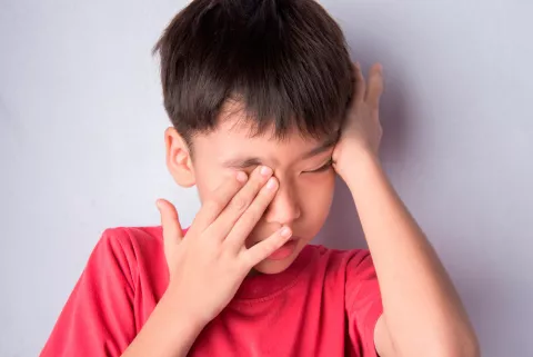 Síntomas de la conjuntivitis en un niño