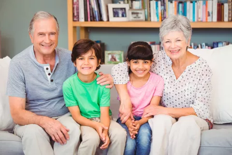 Abuelos tienen la custodia de sus nietos