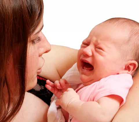 Bebé llorando con cólico del lactante