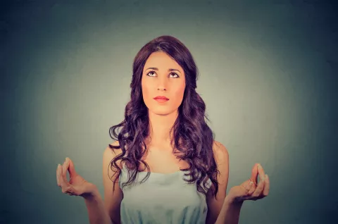 Mujer practicando meditación para relajarse