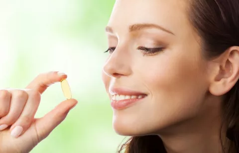 Mujer tomando un suplemento vitamínico