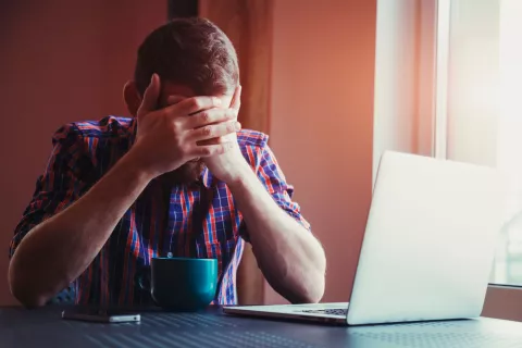 Hombre agobiado por el teletrabajo