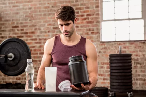 Hombre preparando los suplementos pre-workout