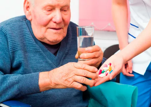 Anciano tomando fármacos para la demencia con cuerpos de Lewy