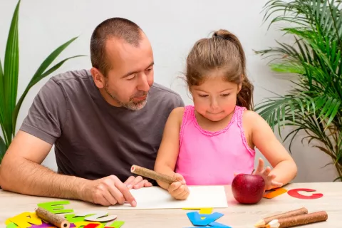 Un logopeda trabaja con una niña ecolálica