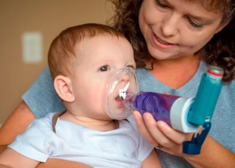 Niño recibiendo tratamiento para enterovirus D68