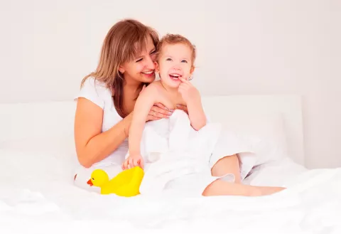 Madre ayudando a tratar la enuresis nocturna de su hijo