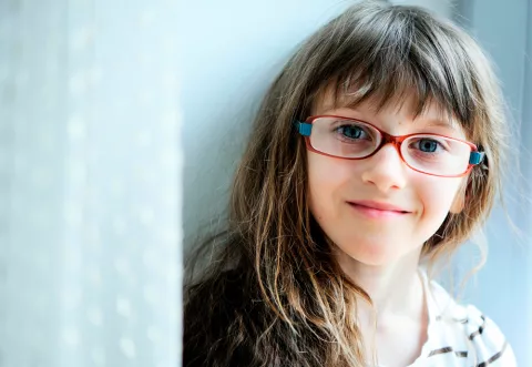 Niña con gafas para tratar el estrabismo