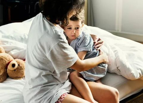 Madre consolando a su hijo