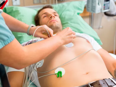 Un hombre sometiéndose a un electrocardiograma