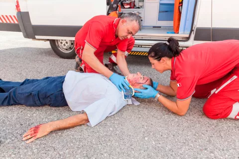 Doctores atendiendo a un herido con un golpe en la cabeza