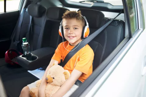 Niño escuchando musica en el coche