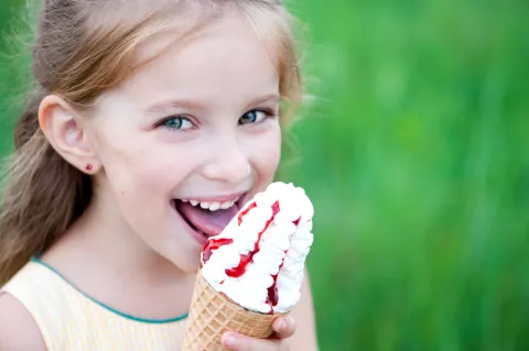 Niña sonriente comiendo helado