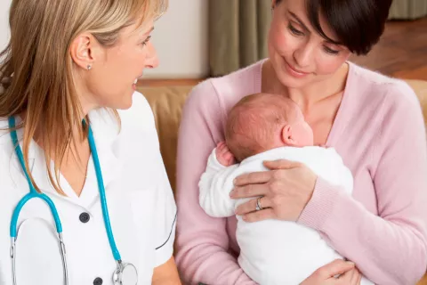 Una madre abraza a su bebé mientras escucha a una salus