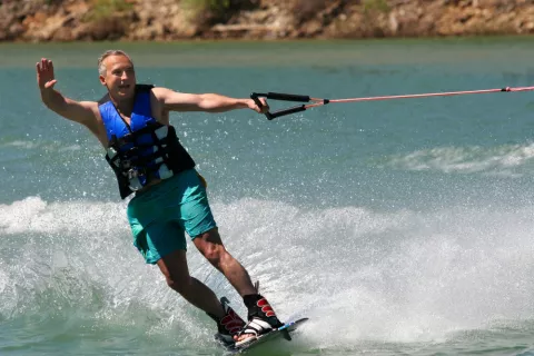 Persona practicando wakeboard