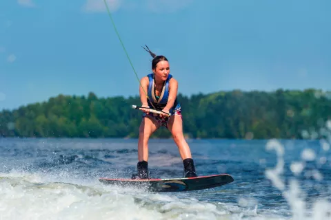 Persona practicando wakeboard