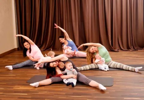 Madres realizando yoga después del parto