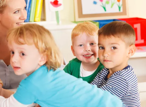 Grupo de niños en el colegio