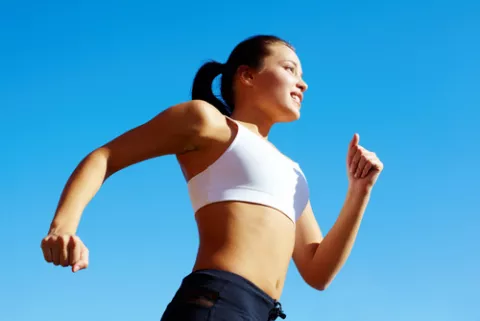 Mujer joven practicando running