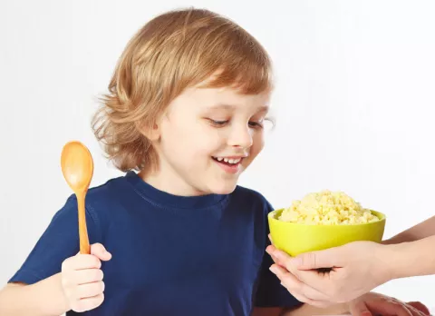 Niño comiendo un tazón de mijo