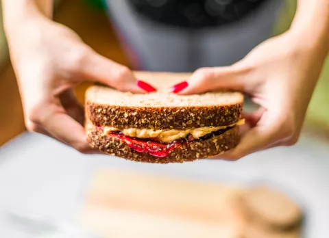 Mujer tomando un bocadillo saludable