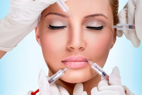 Mujer siendo inyectada con bótox