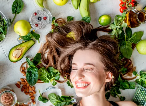 Mujer tocándose el cabello